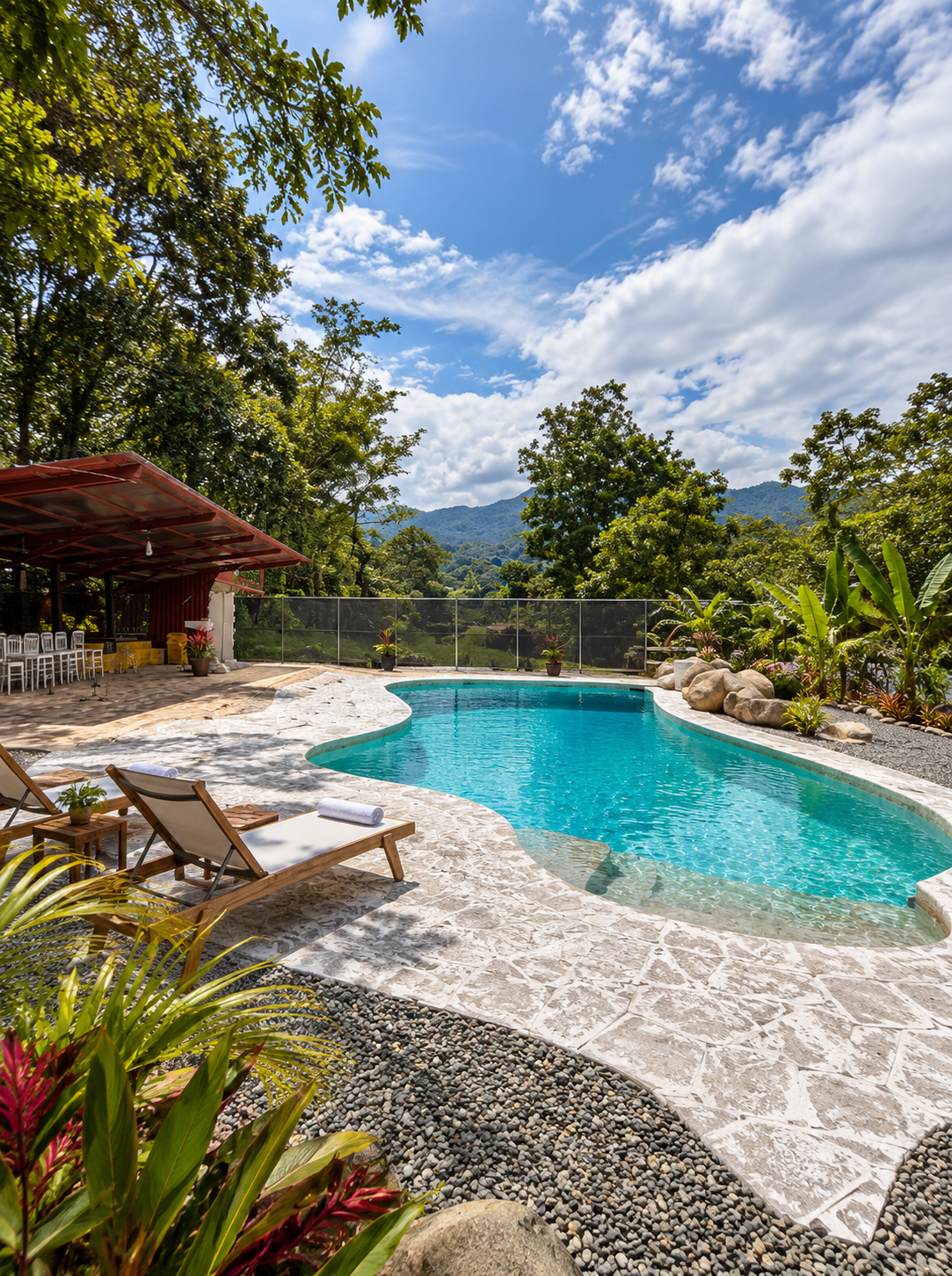 Piscina de Río Palomo CT rodeada de jardines, con tumbonas y vista a las montañas